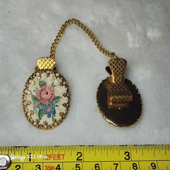 Vtg Sweater Cardigan Petit Needle Point Embroidered Roses In Gold Oval Clips - Picture 2 of 3